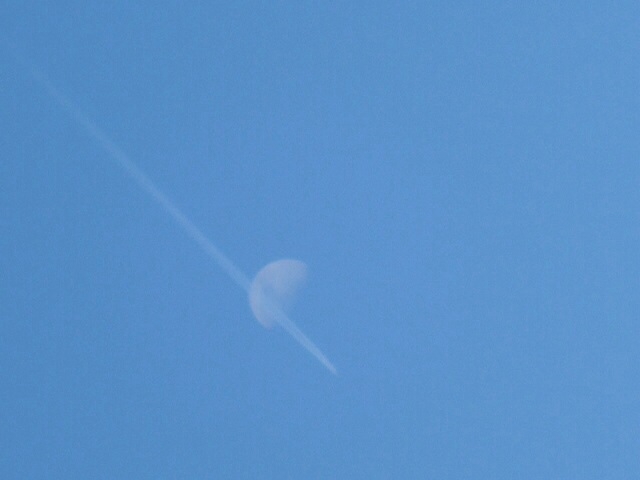 月と飛行機雲